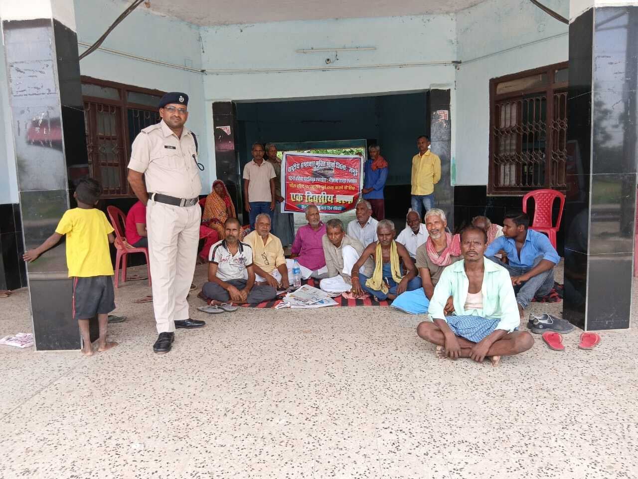 चौरा रेलवे हॉल्ट पर ट्रेनों के ठहराव की मांग को लेकर एक दिवसीय धरना