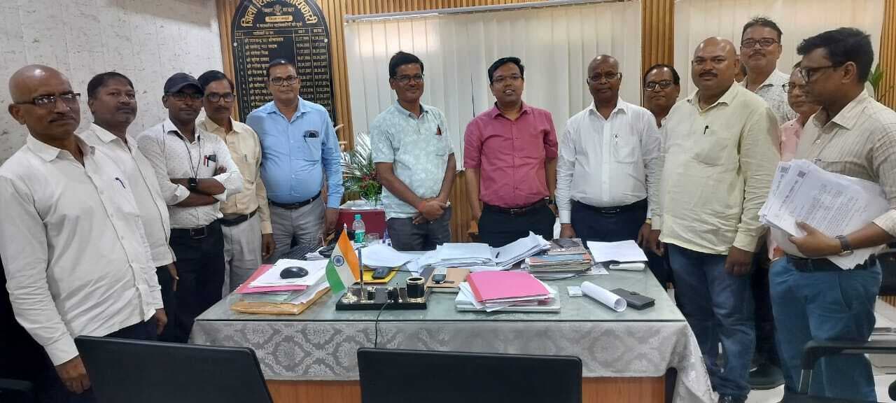 डीईओ व डीपीओ से शिक्षकों की समस्याओं को लेकर सकारात्मक वार्ता, समाधान का मिला आश्वासन