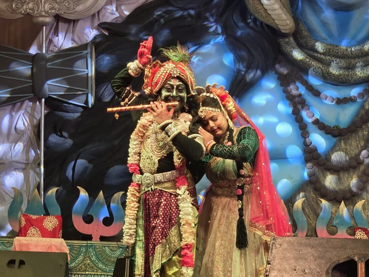 Deoghar News : माता-पिता की सेवा सबसे बड़ी सेवा, पति धर्म से बढ़ कर कोई धर्म नहीं : कथावाचक