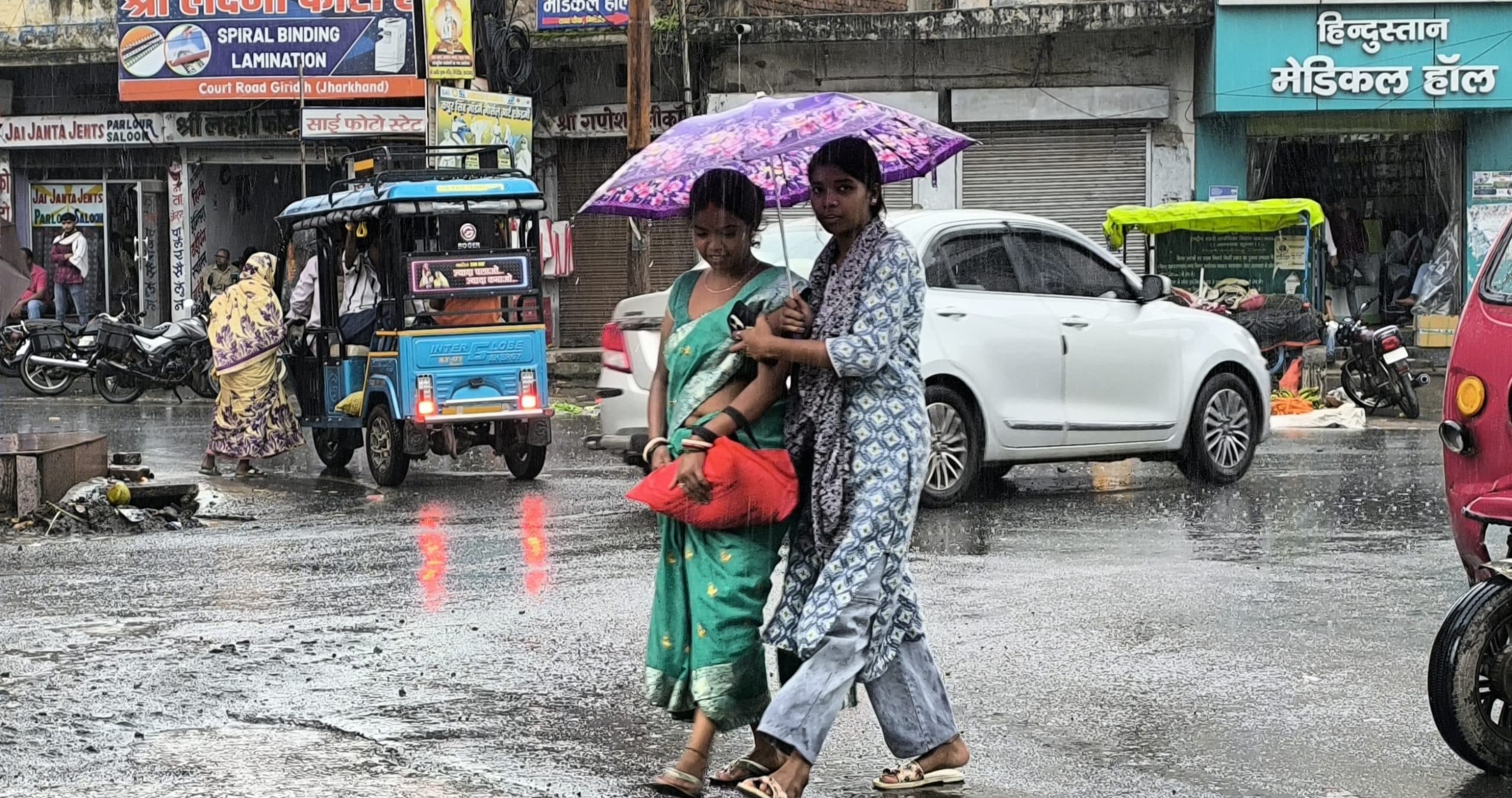 Giridih News :सुबह में गर्मी के बाद शाम में हुई झमाझम बारिश