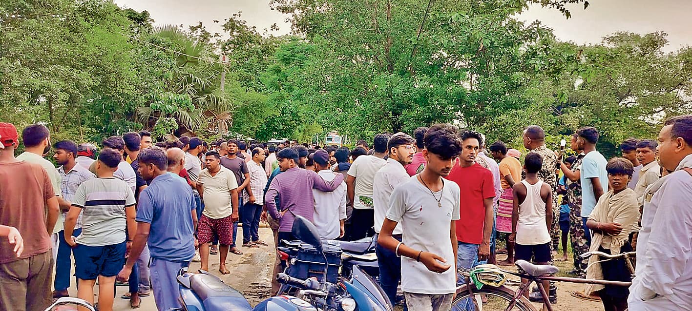 Gopalganj News : ट्रैक्टर ट्रॉली से कुचलकर बाइक सवार शिक्षक की मौत, परिजनों ने शव रखकर रोड को किया जाम
