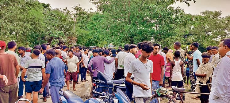 Gopalganj News : ट्रैक्टर ट्रॉली से कुचलकर बाइक सवार शिक्षक की मौत, परिजनों ने शव रखकर रोड को किया जाम
