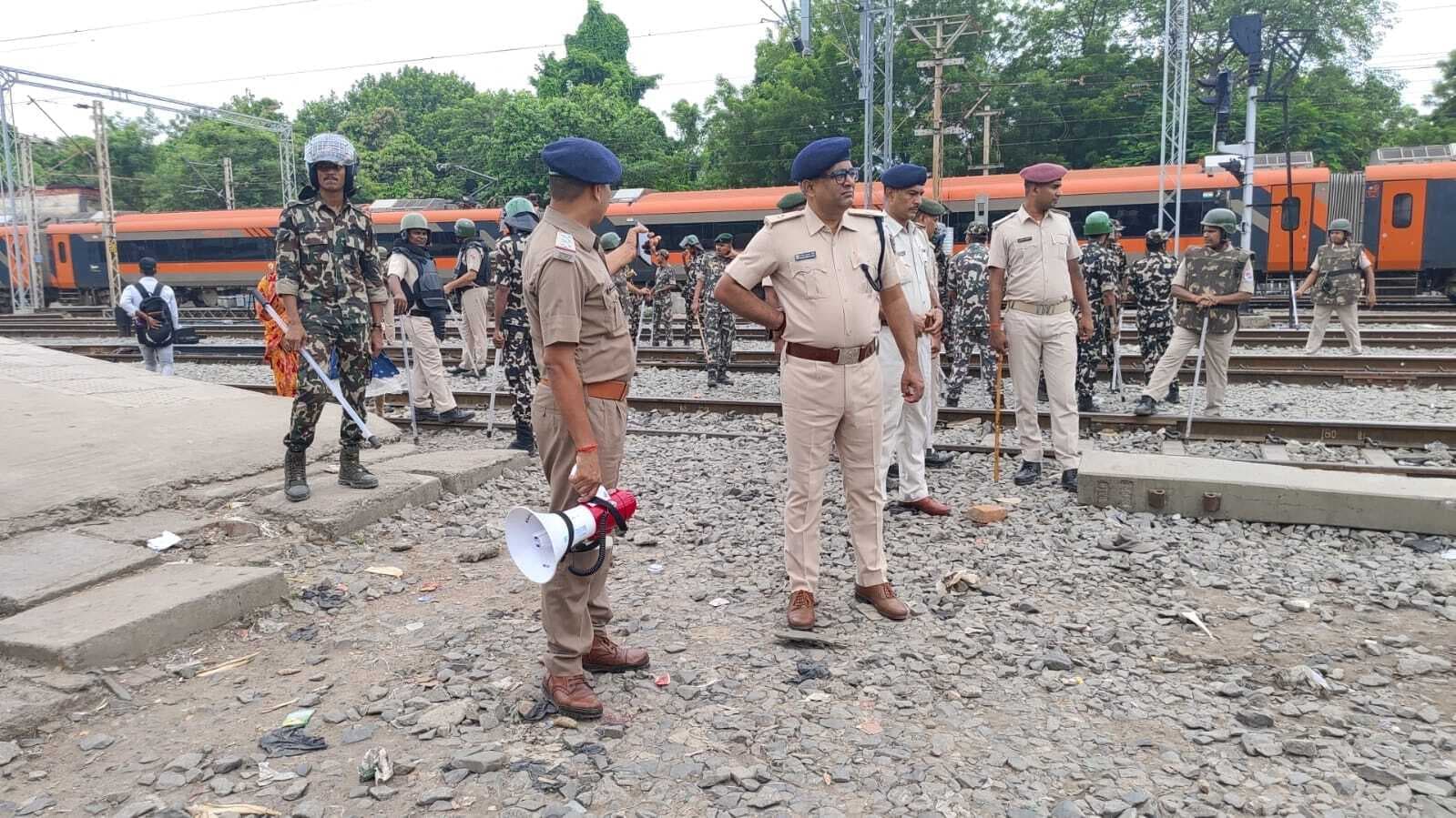 Gaya News : दुरंतो एक्सप्रेस में चोरी में फरार आरोपितों को पकड़ने के लिए पटना में छापेमारी