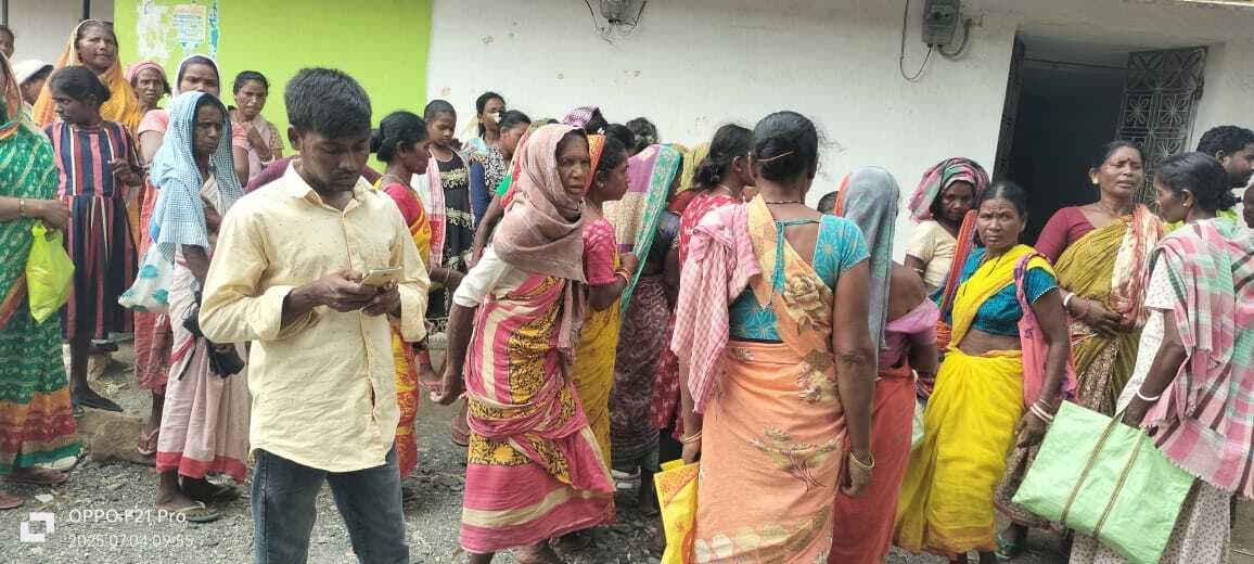 Seraikela Kharsawan News : उलीडीह के राशन डिलरों पर कम राशन देने का आरोप, सिओ ने कहा- जांच करेंगे