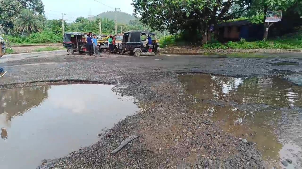 Seraikela Kharsawan News : चांडिल गोलचक्कर का गड्ढा बना जानलेवा