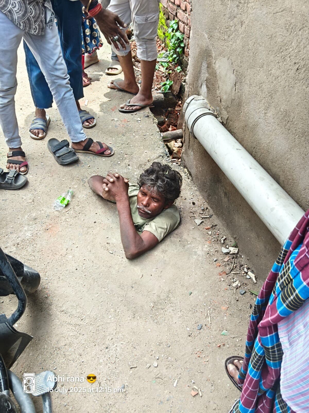 Giridih News :पिल्ले को बचाने नाले में उतरा युवक, संकरे होल में खुद फंसा