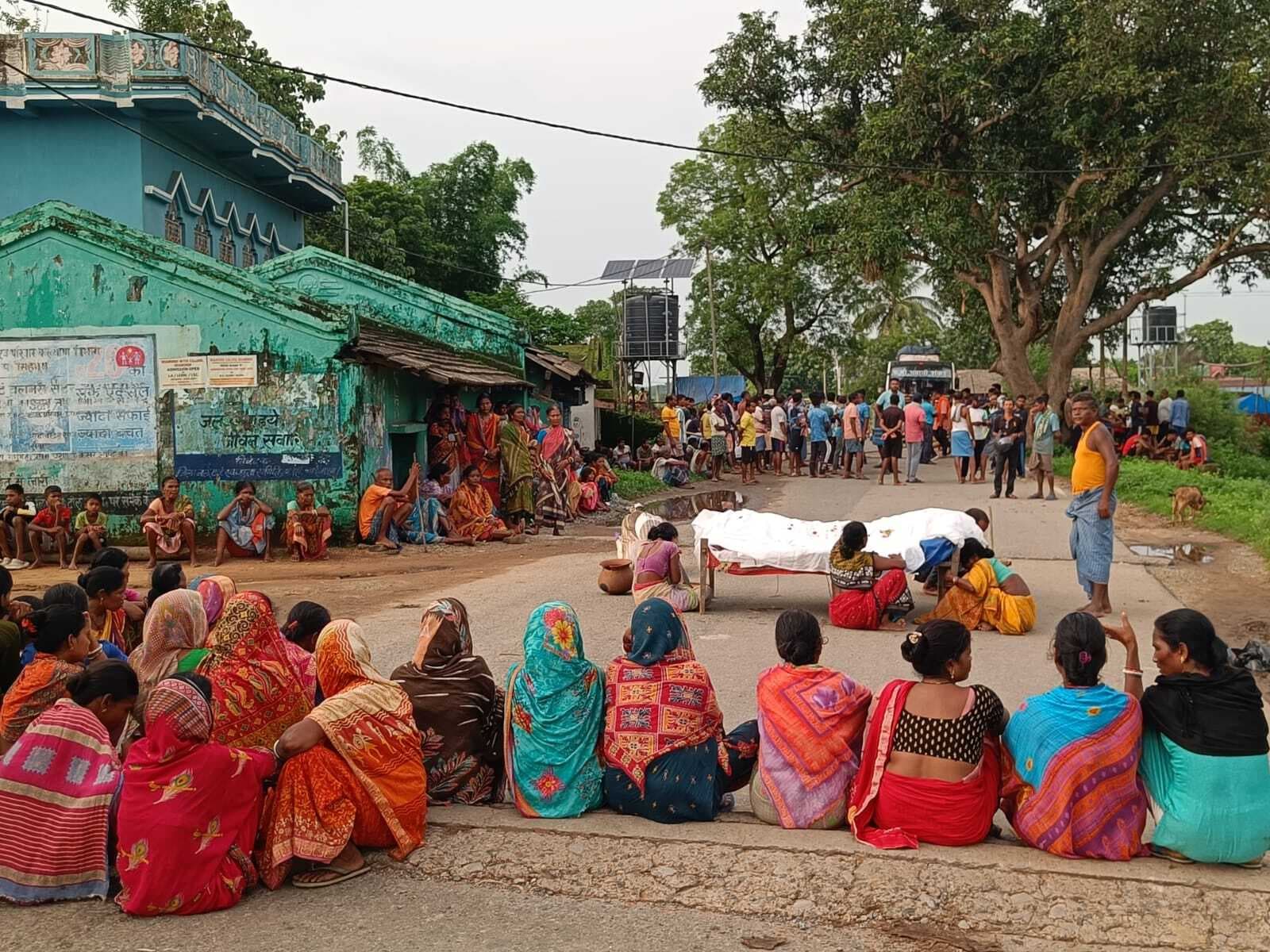 Chaibasa News : युवक की मौत के बाद तीन घंटे सड़क जाम
