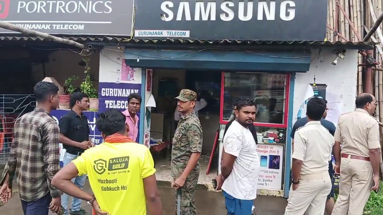 Chaibasa News : दुकान में सेंधमारी कर ढाई लाख के मोबाइल चोरी