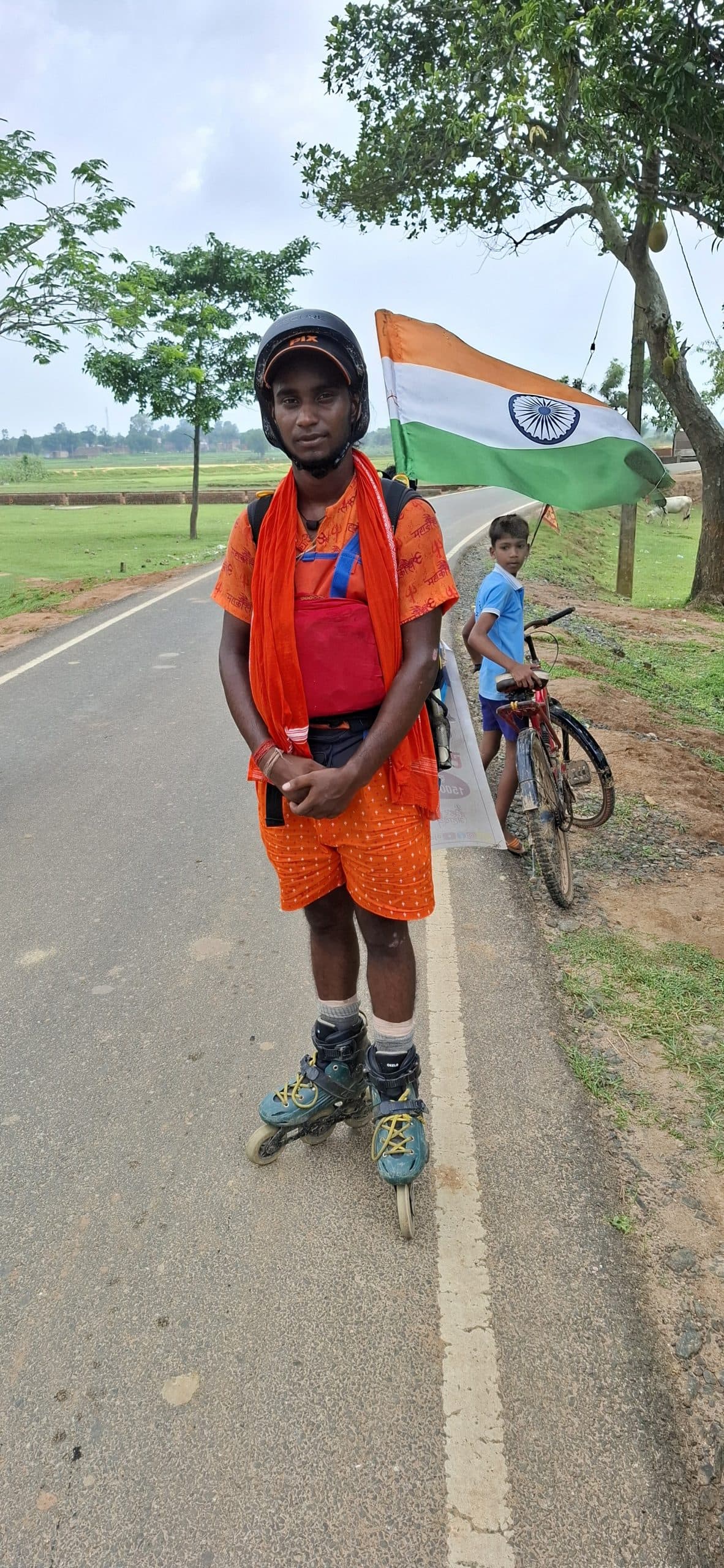 हरिद्वार से स्केटिंग करते बैद्यनाथधाम जा रहा डोमचांच का अजय