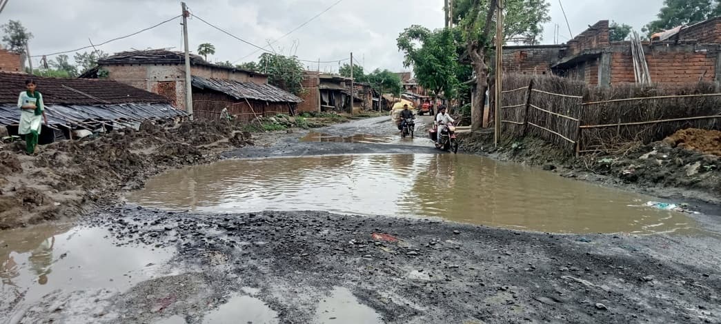 माल मंडरो चौक पर गंदे पानी का सैलाब, राहगीरों को हर दिन परेशानी
