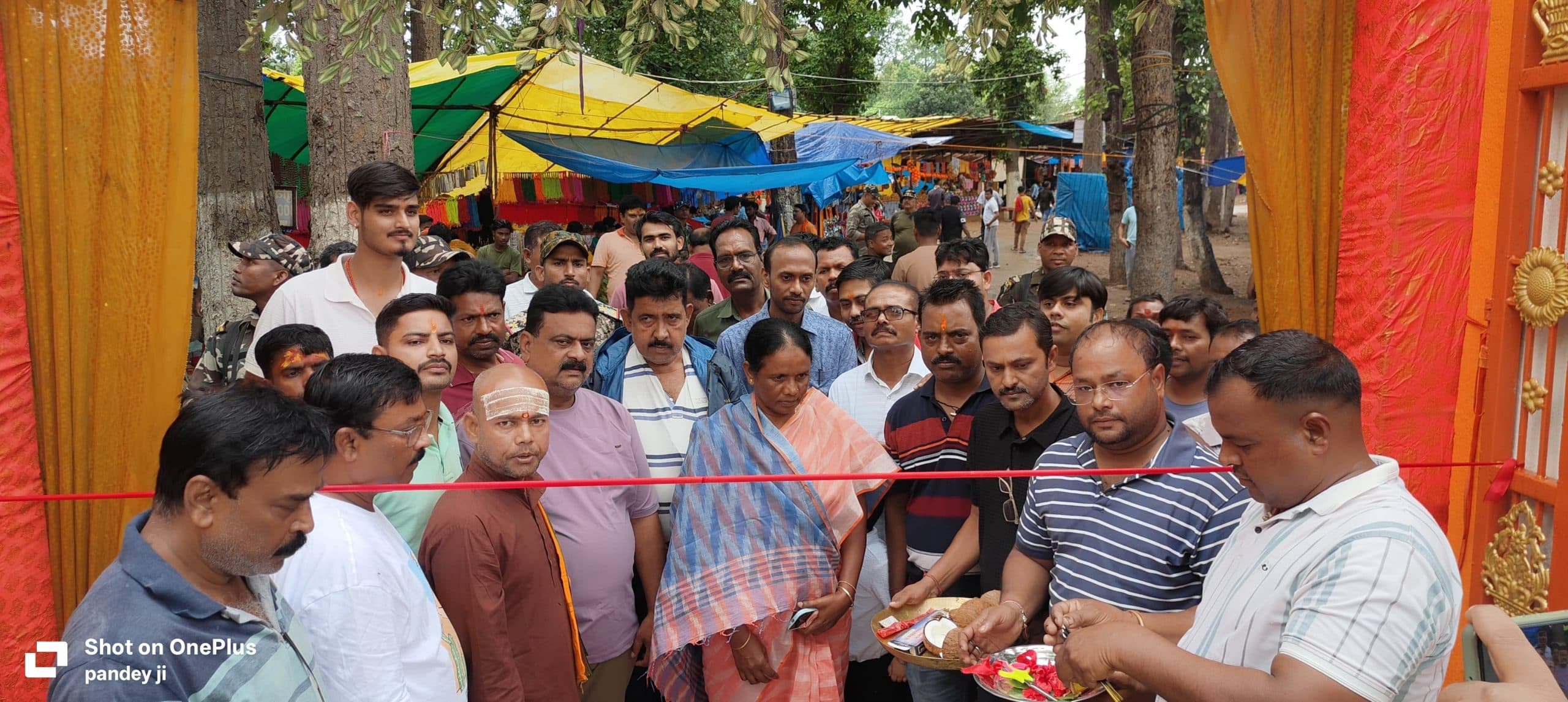 Chaibasa News : सांसद ने बाबा के दरबार में मत्था टेक क्षेत्र की सुख-समृद्धि की कामना की