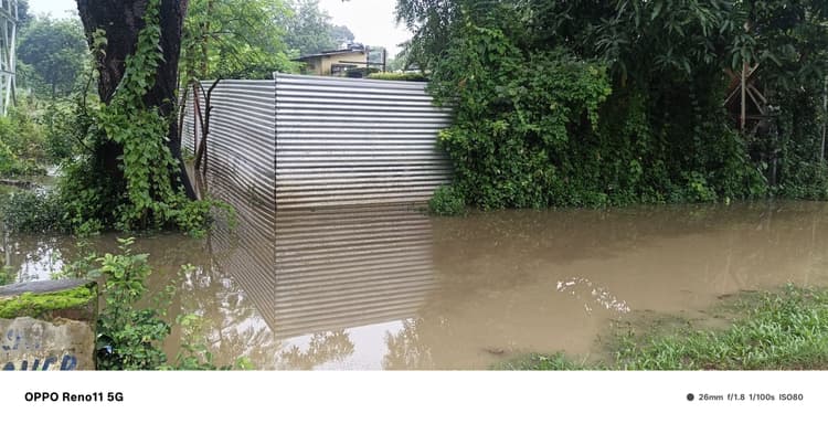 Chaibasa News : बारिश से जनजीवन अस्त व्यस्त, जलजमाव से बढ़ी परेशानी