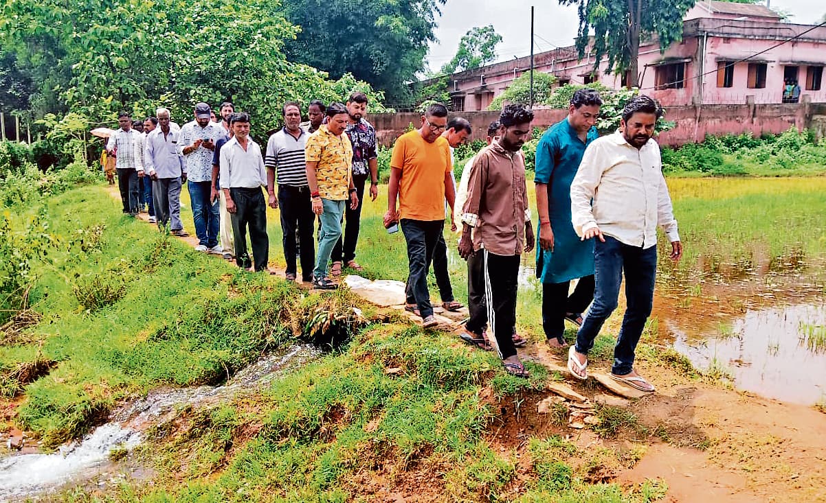 East Singhbhum News : विधायक जी! आने-जाने का रास्ता तो बनवा दीजिए