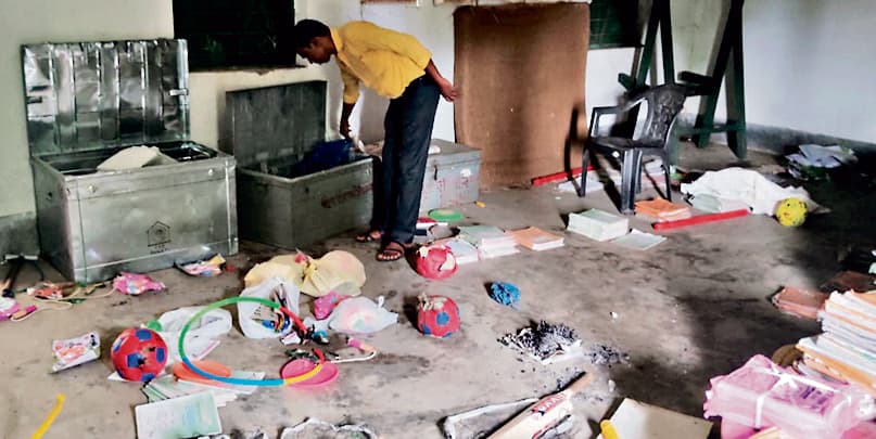 East Singhbhum News : गोविंदपुर प्रावि व आंगनबाड़ी में फिर घुसे बदमाश मुर्गा-भात पकाने की थी तैयारी, ग्रामीणों ने खदेड़ा