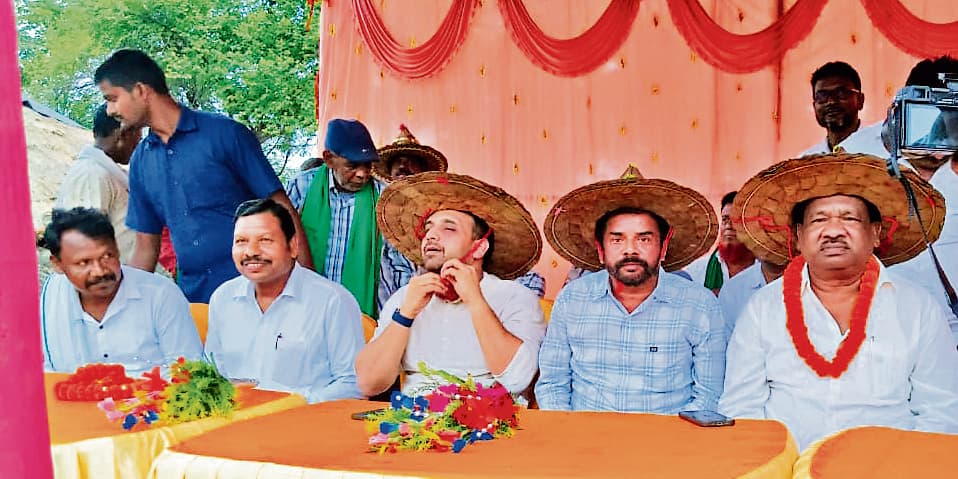 East Singhbhum News : पहाड़ पूजा से झलकती हैं आदिवासी समाज की जड़ें : रामदास सोरेन