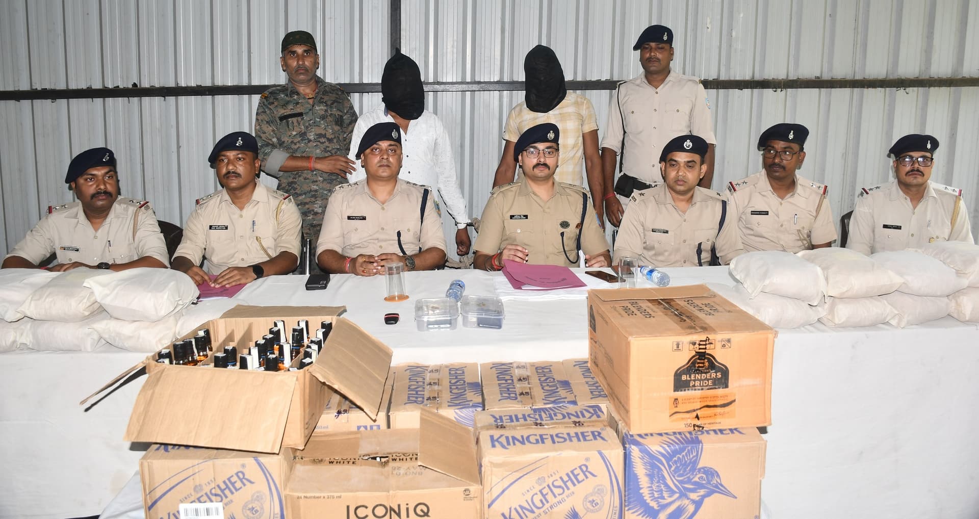 Bokaro News : 18 किलो गांजा और 160 बोतल शराब के साथ दो तस्कर