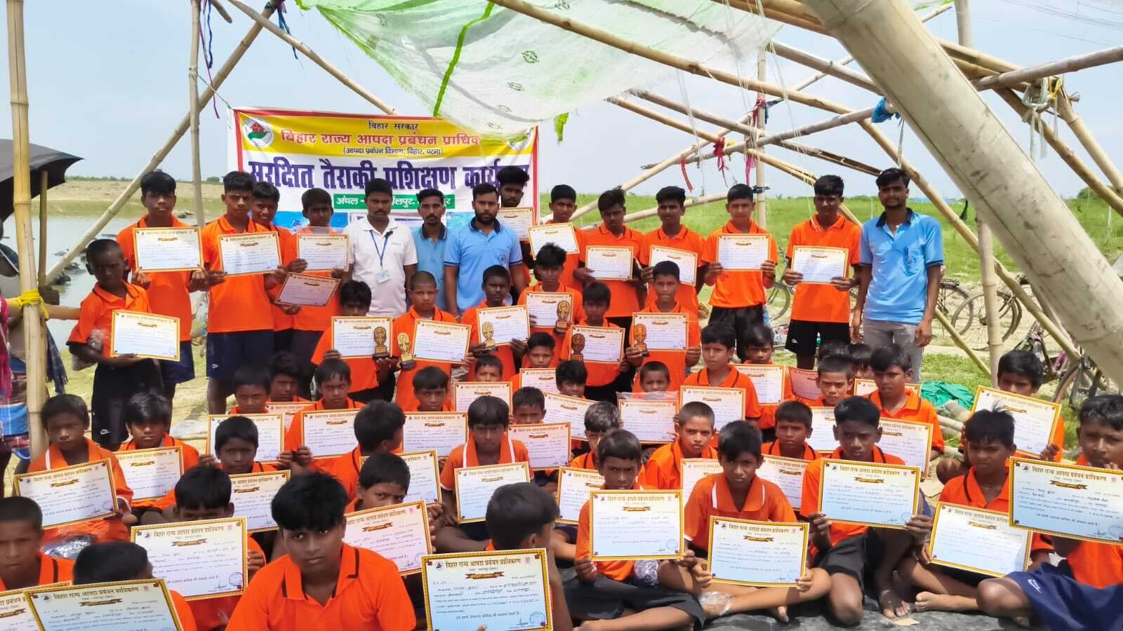 Bhagalpur news सुरक्षित तैराकी के 70 बच्चों को मिला प्रशिक्षण का प्रमाण पत्र