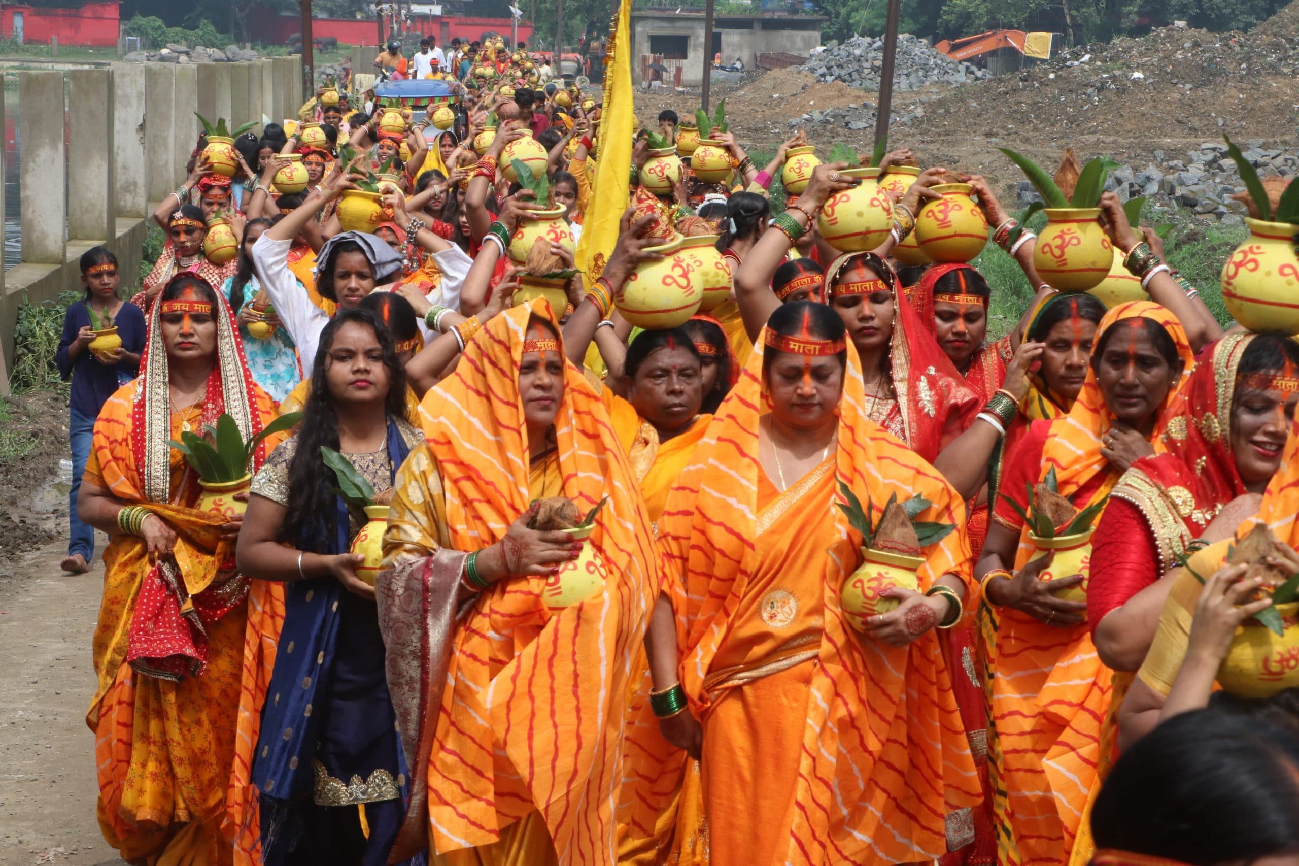 Dhanbad News : 501 महिलाओं ने मंगल कलश लेकर किया नगर भ्रमण