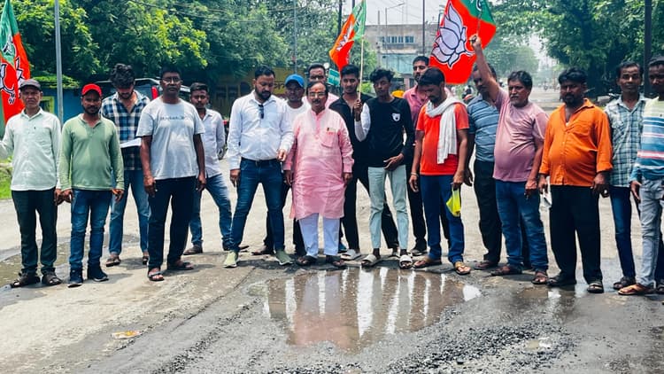 Dhanbad News: झरिया-सिंदरी पर भाजपा ने की धनरोपनी