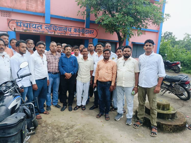 Dhanbad News: तिलाबनी व मुर्गाबनी के बीच उत्पन्न विवाद सुलझा