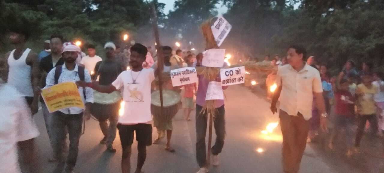 Dhanbad News: आसनबनी मामले में ग्रामीणों ने निकाला मशाल जुलूस
