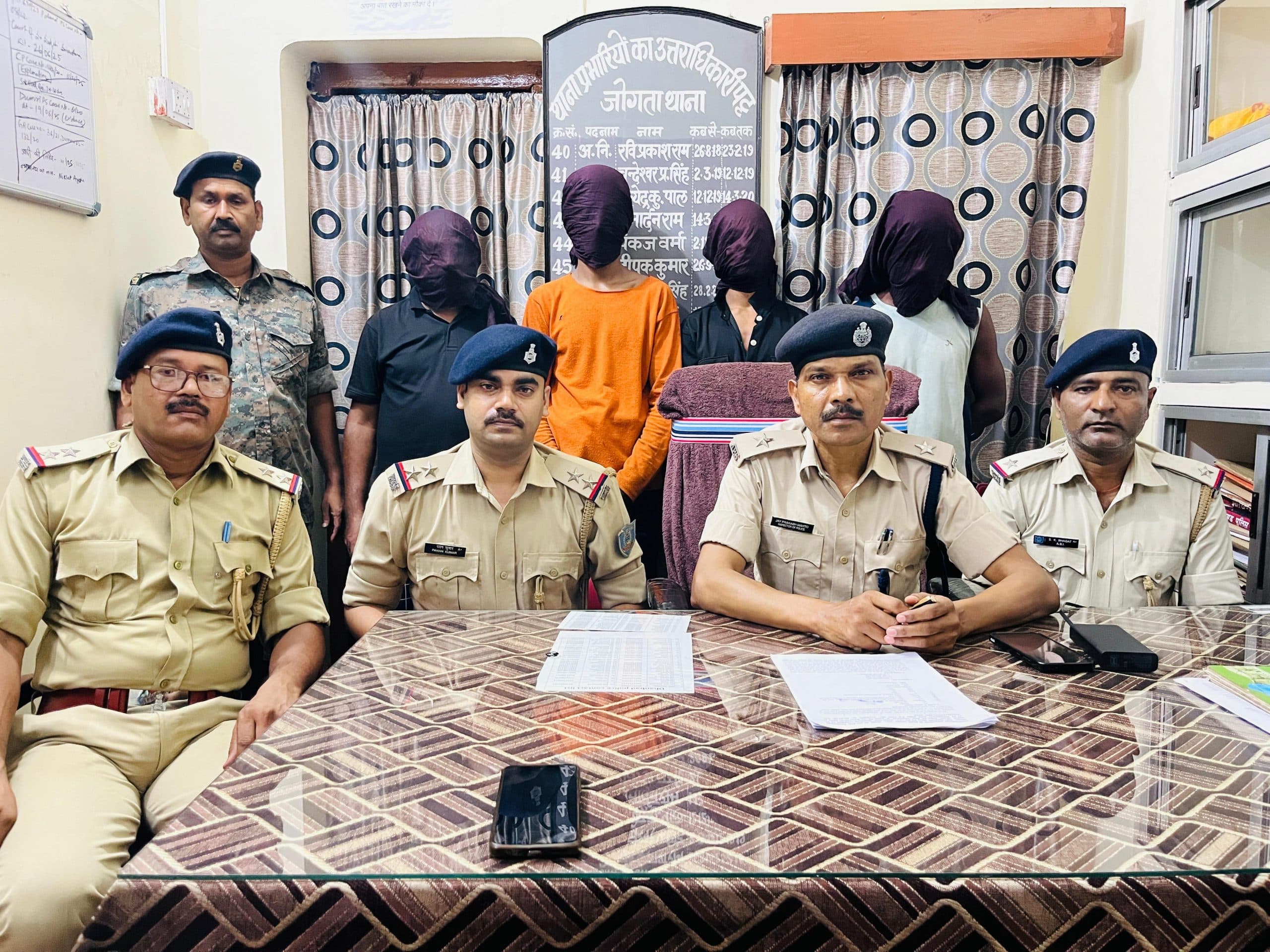 Dhanbad News: विद्यालय से चुराया टीवी-एसी बरामद, चार गिरफ्तार