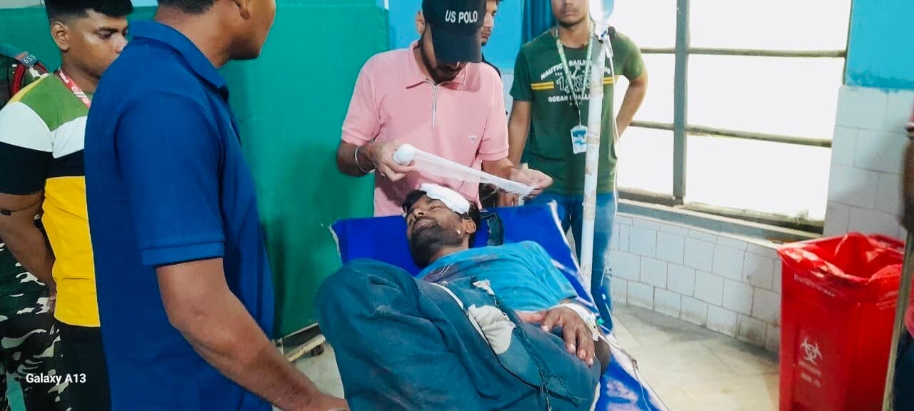 फुलवरिया में अनाज चोरी से रोका, तो भतीजे ने चाचा को चाकू मारकर किया अधमरा