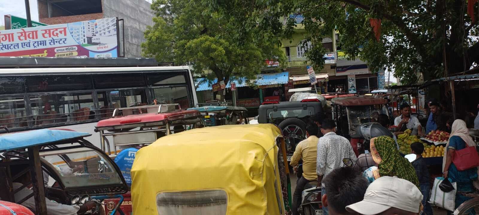 अखलासपुर बस स्टैंड के पास लगे जाम से लोग रहे परेशान