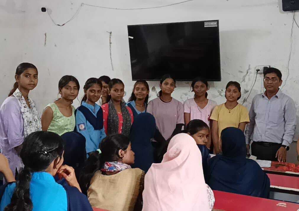 Madhubani : प्रखंड स्तरीय प्रतियोगिता में सफल छात्राओं को किया सम्मानित