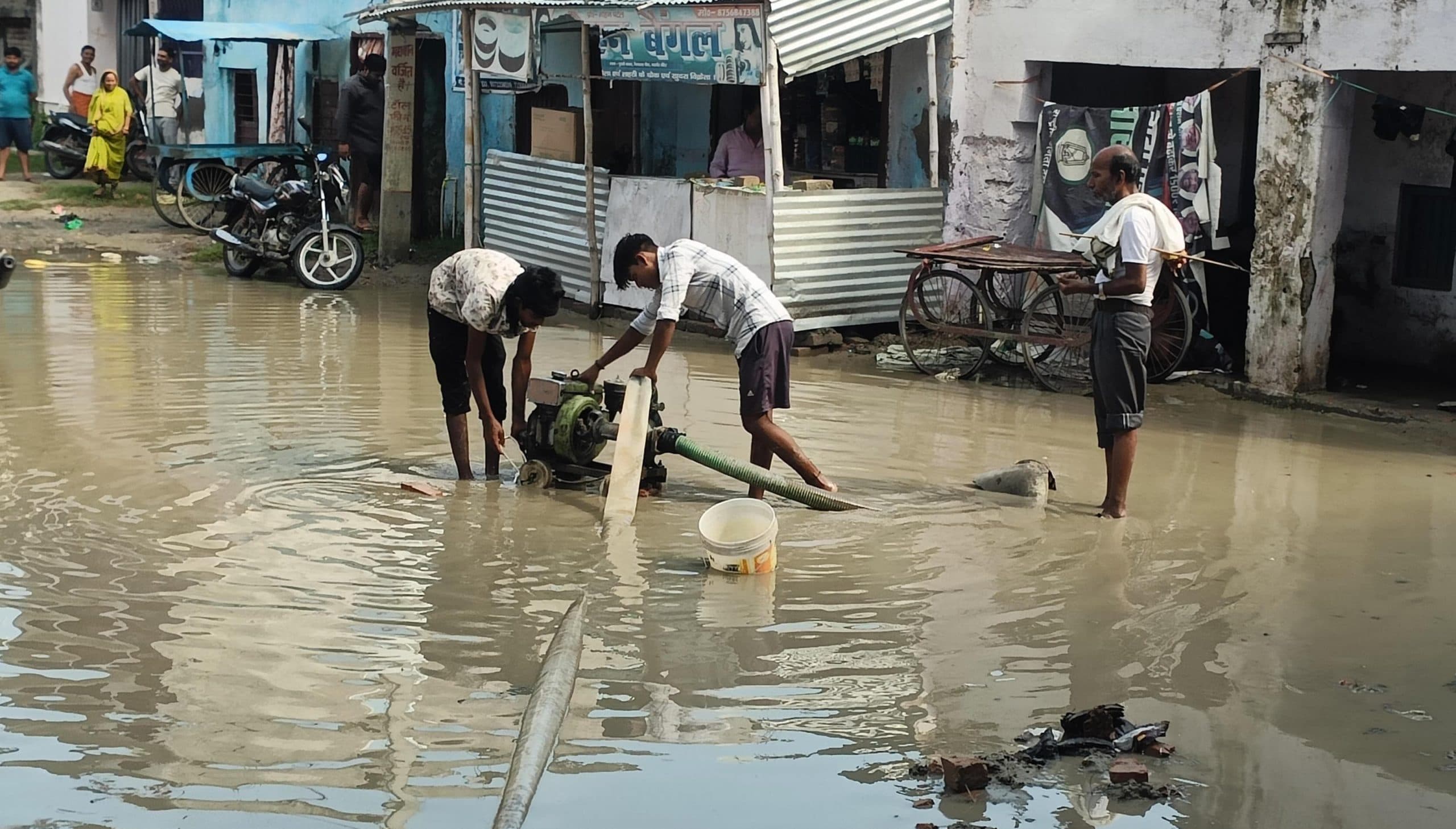 hajipur news. बारिश के पानी की निकासी को लगाया गया पंपिंग सेट