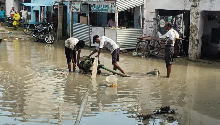 hajipur news. बारिश के पानी की निकासी को लगाया गया पंपिंग सेट
