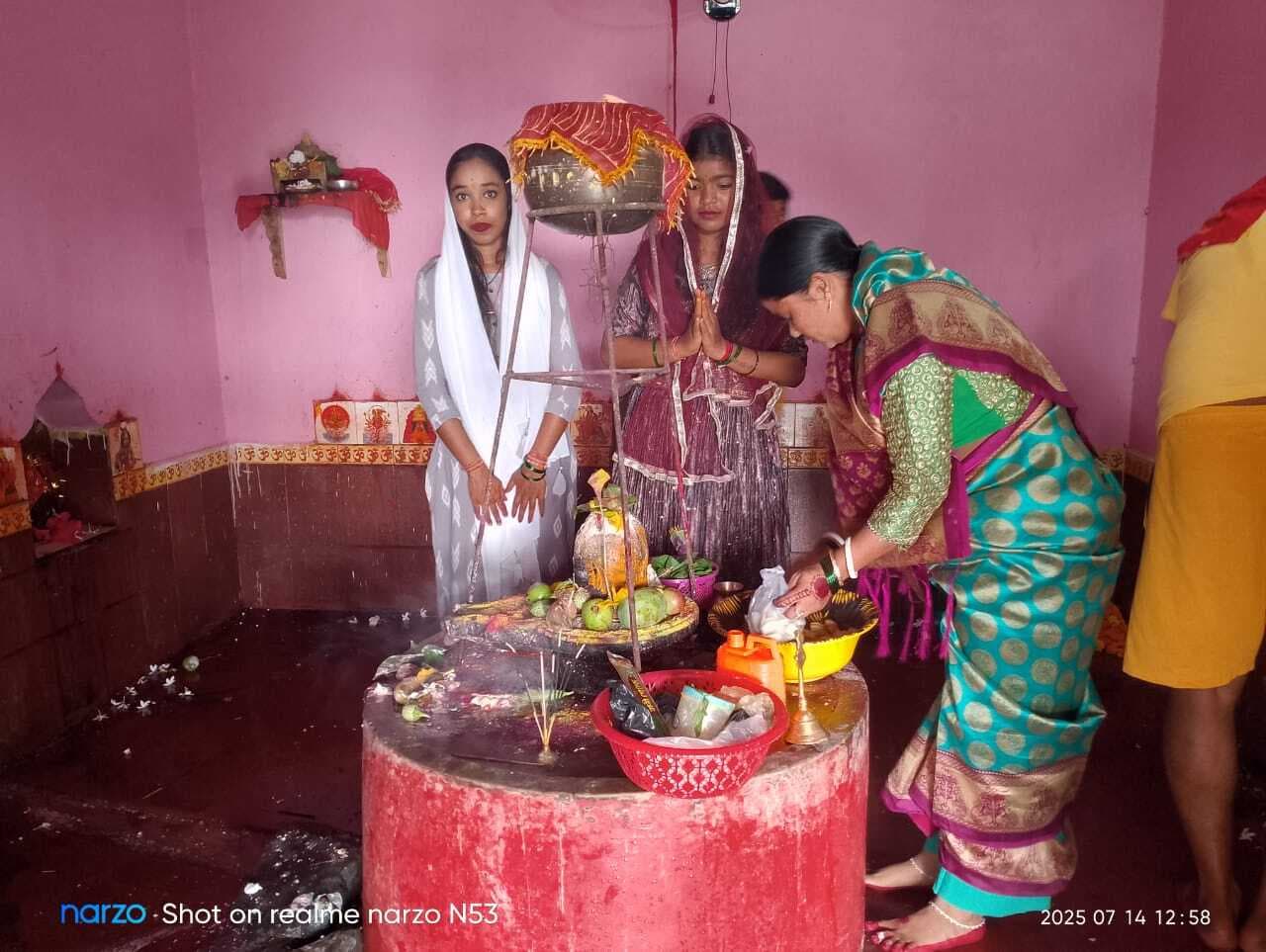 पहली सोमवारी पर श्रद्धालुओं ने की भोले शंकर की पूजा