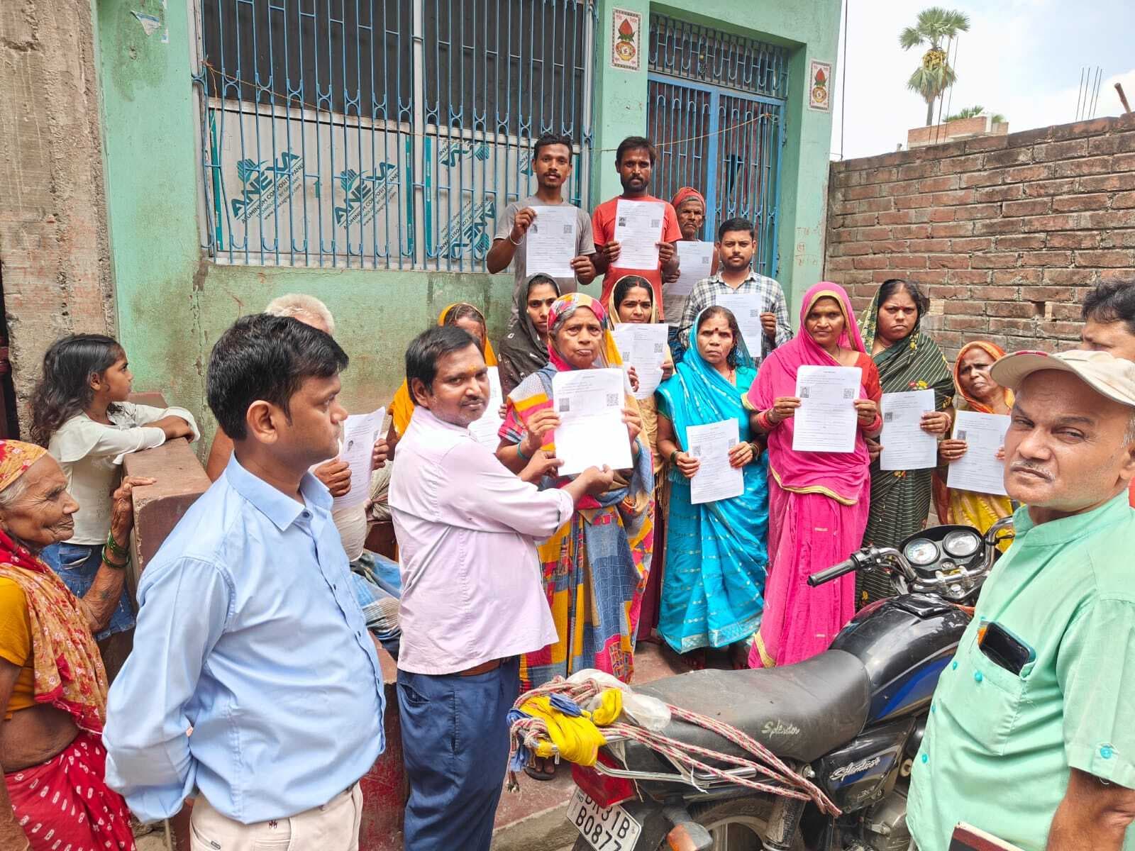 hajipur news. डीइओ ने मतदाता पुनरीक्षण कार्य का लिया जायजा