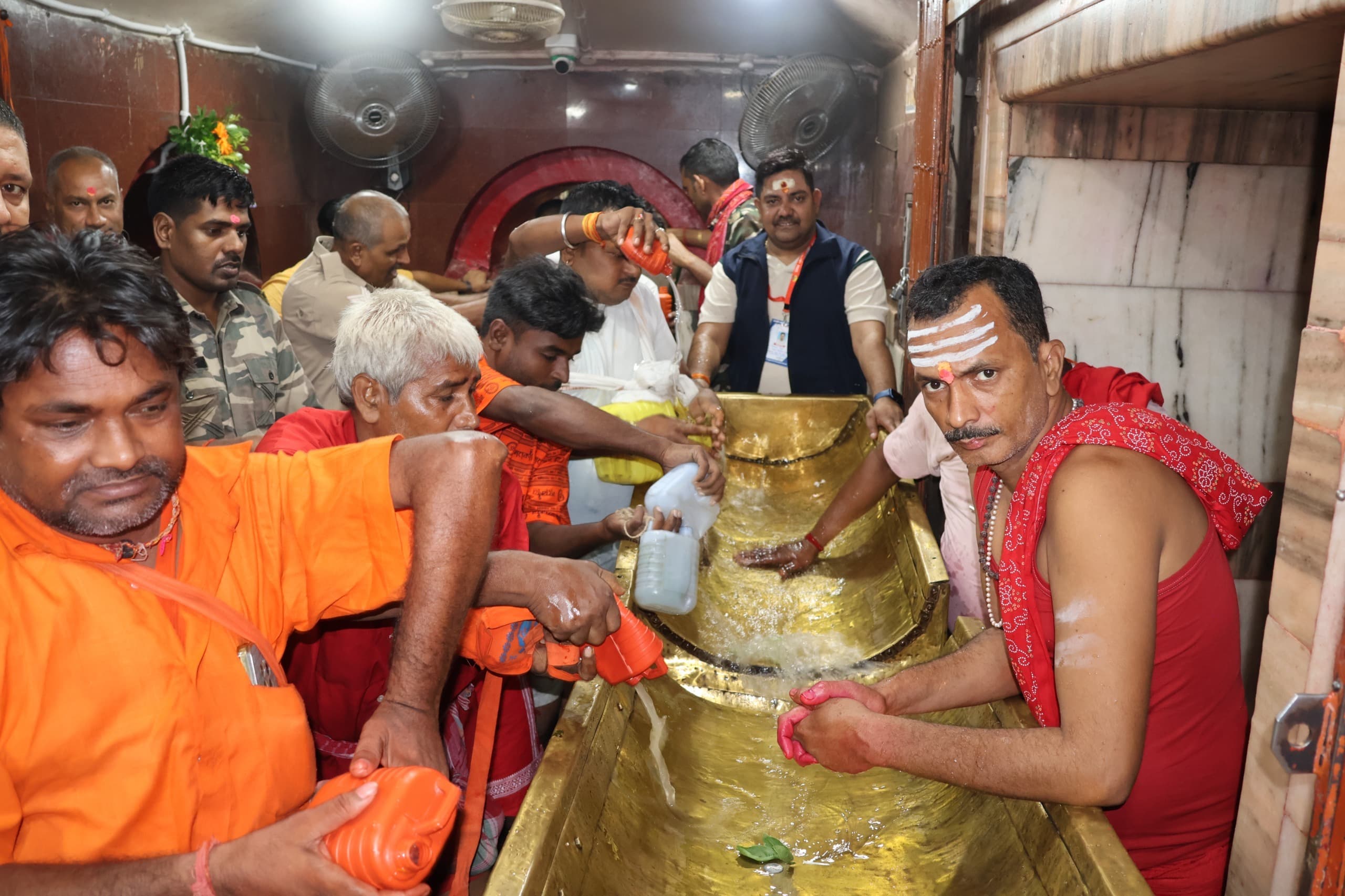 देर रात ही कतारबद्ध रहे शिवभक्त, पट खुलते ही बढ़ी ऊर्जा