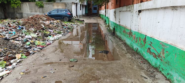 नाली से पानी निकासी की व्यवस्था नहीं, सड़क पर जलजमाव