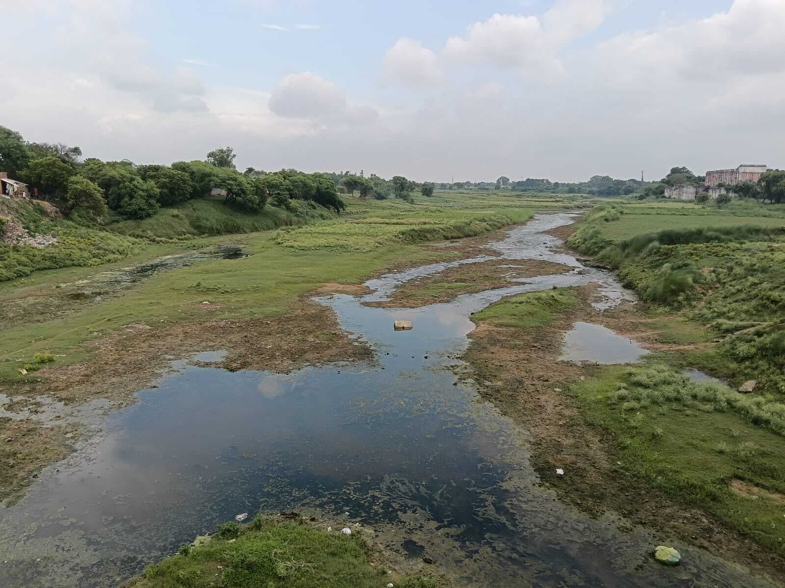 कर्मनाशा नदी में पानी नहीं रहने से विश्वकर्मा व लरमा पंप कैनाल बंद