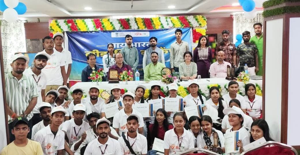 प्रशिक्षण के समापन पर युवाओं को दिया गया प्रमाणपत्र