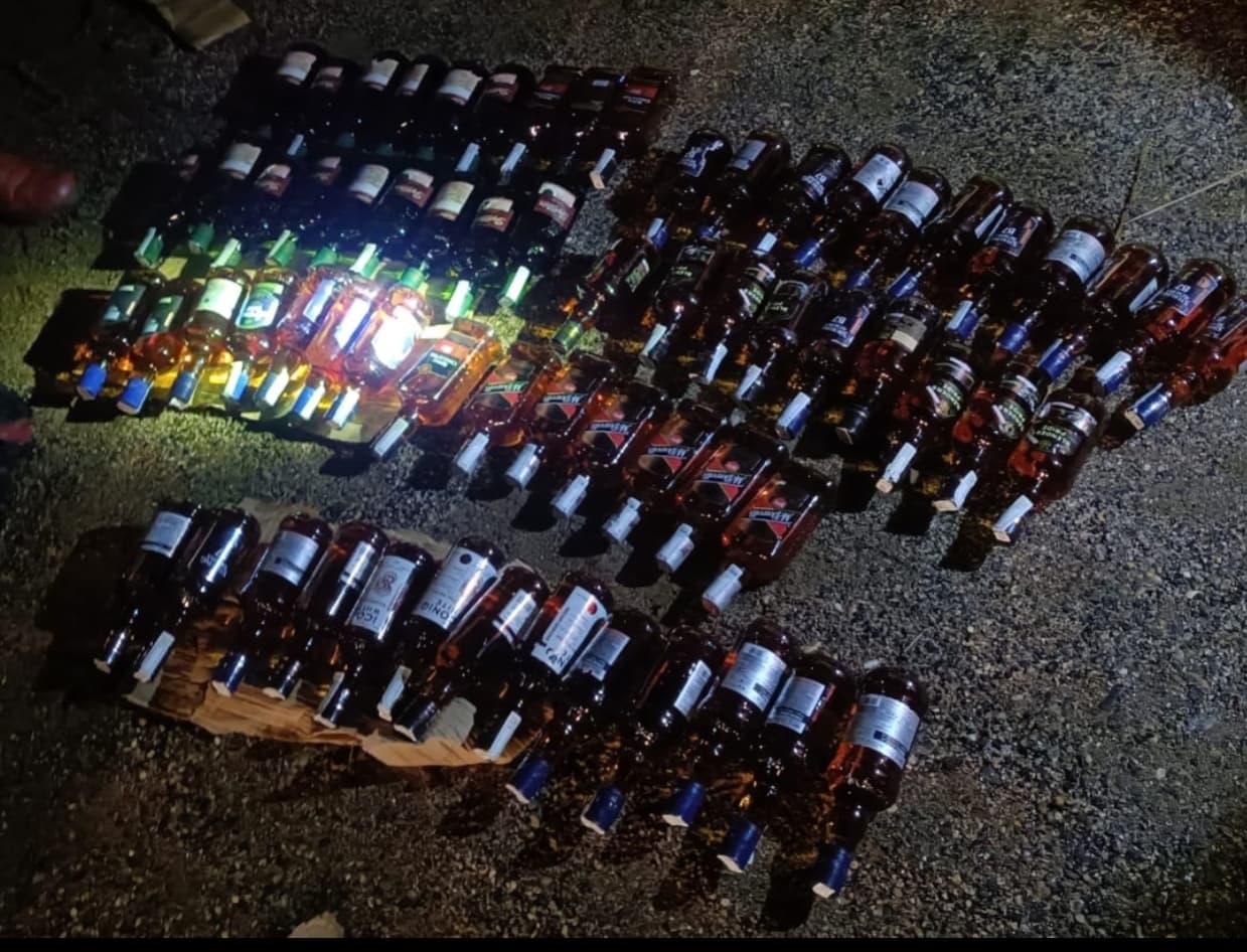 बाइक से 65 बोतल विदेशी शराब बरामद, तस्कर फरार