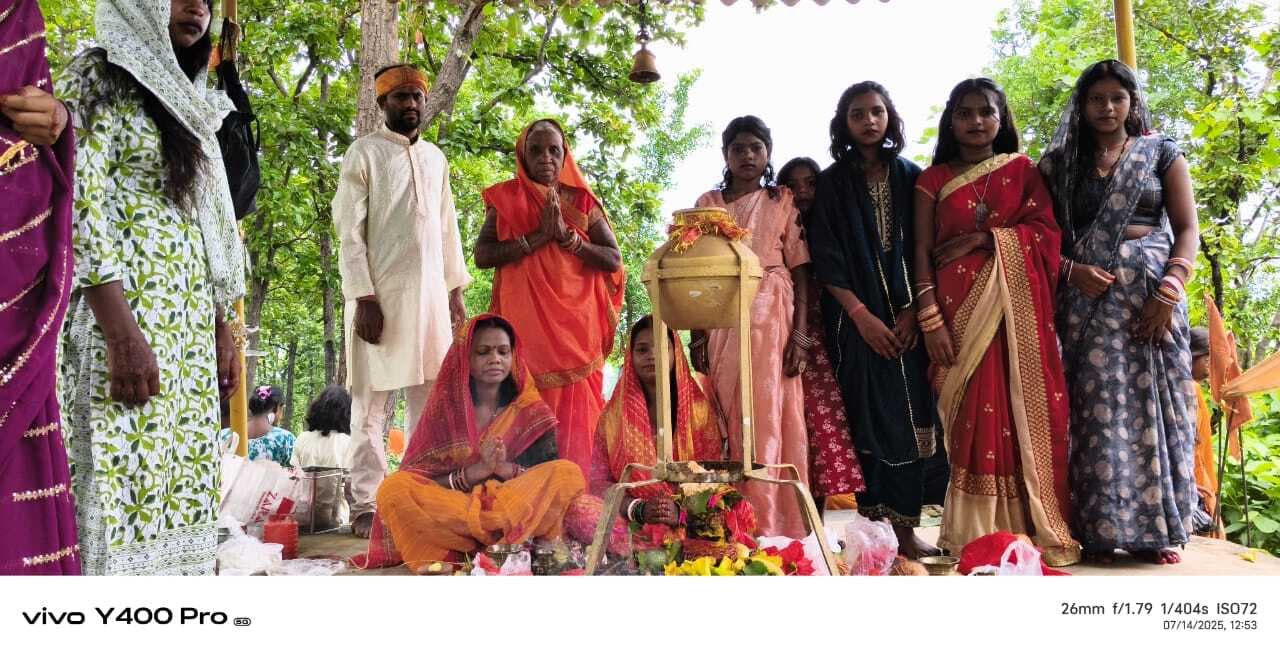 मैक्लुस्कीगंज में पहली सोमवारी पर उमड़ी भीड़, शिवभक्तों का तांता.