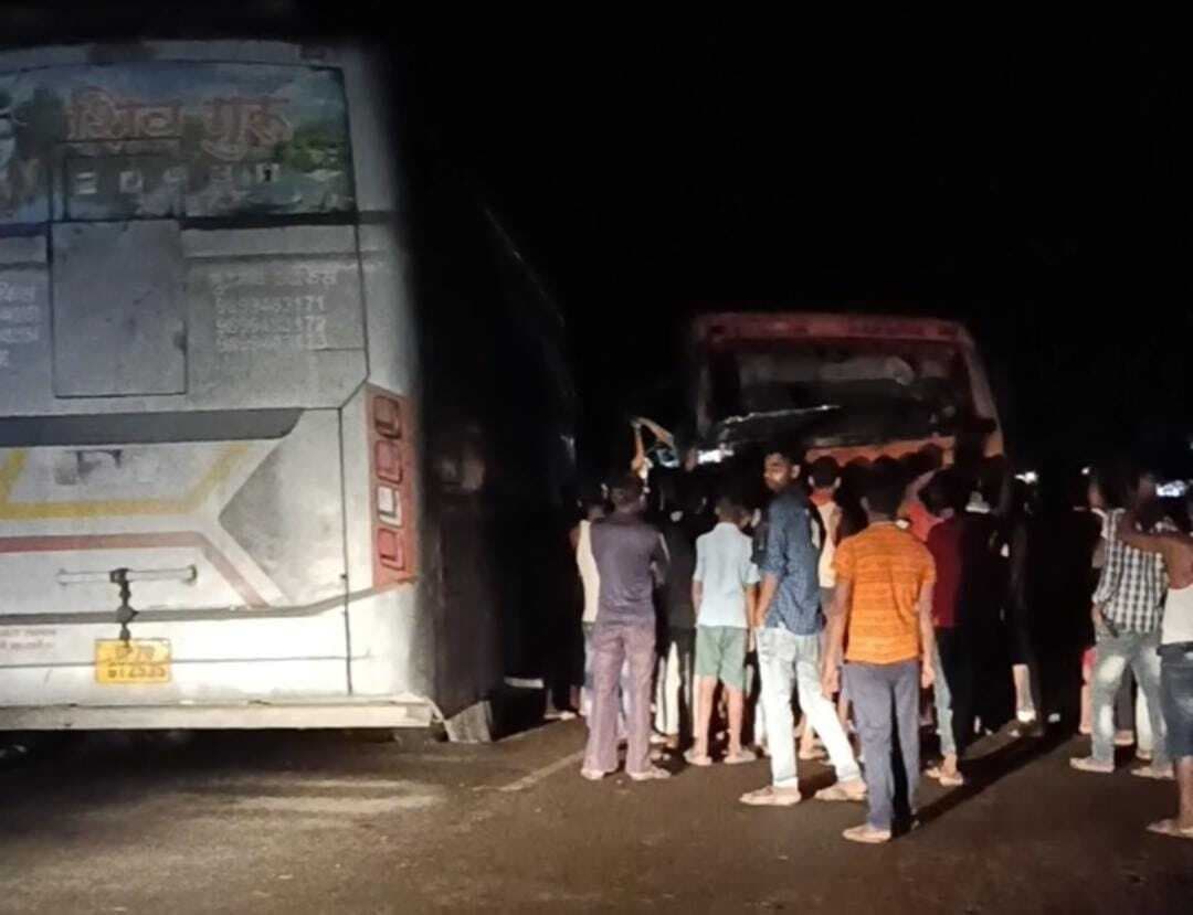 ट्रक व बस की टक्कर, बाल-बाल बचे यात्री