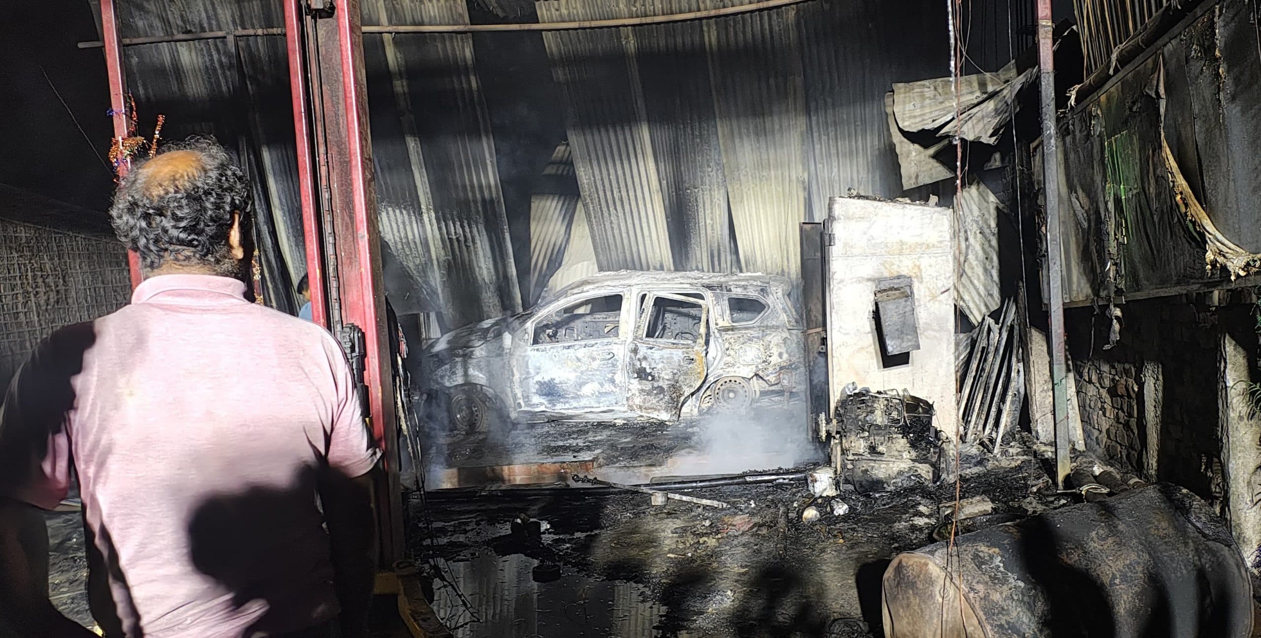 गैरेज में आग लगने से चार गाड़ियां जलीं, 45 लाख का नुकसान