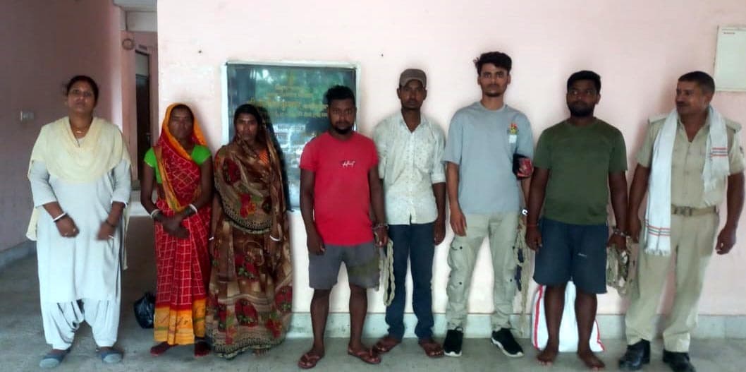 दो महिला सहित पांच तस्कर व एक शराबी गिरफ्तार