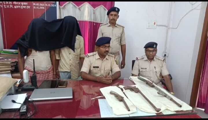 अवैध हथियार दिखा भयभीत करने के मामले में दो अपराधी गिरफ्तार