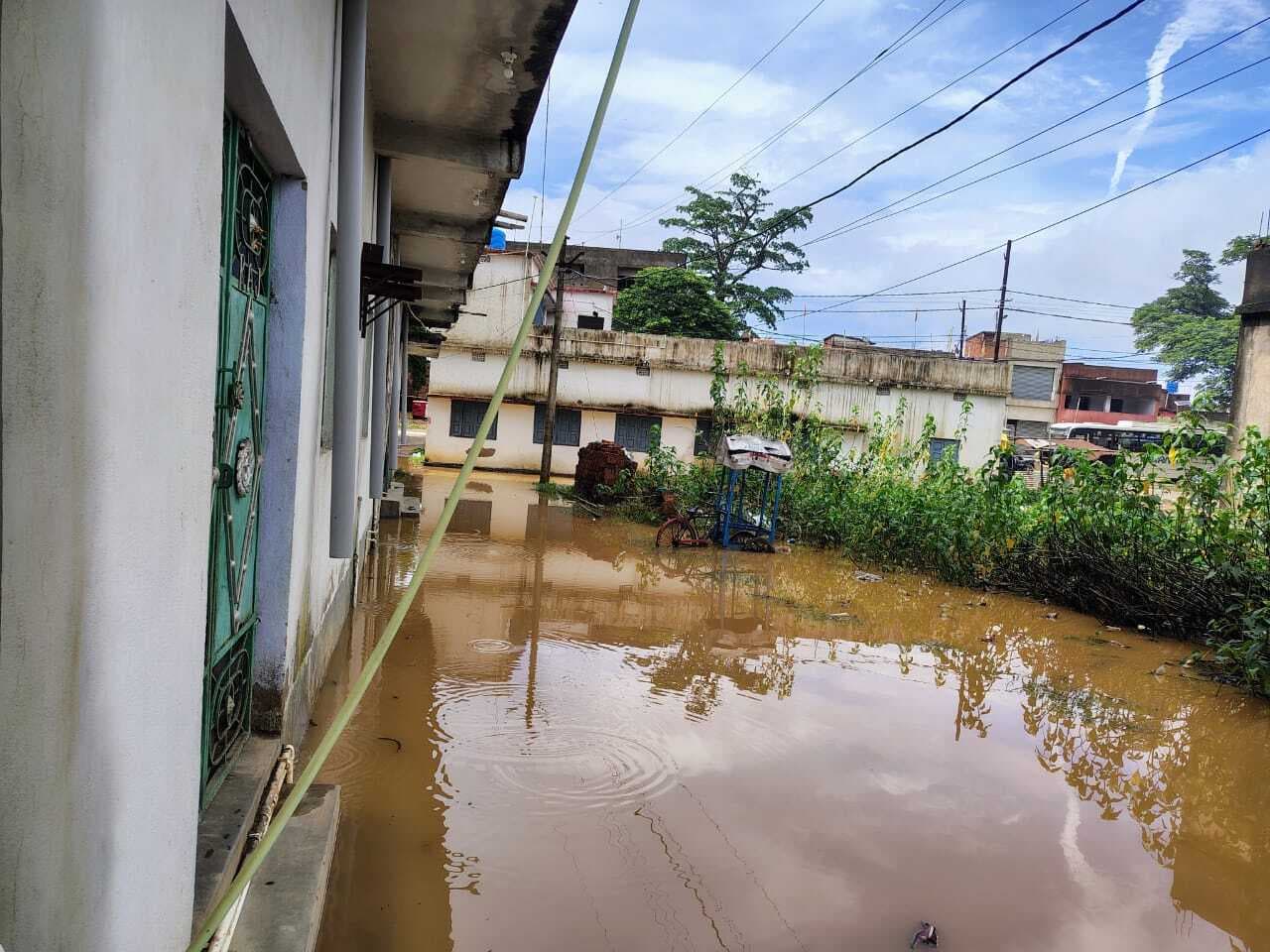 लगातार बारिश से मुहल्लों में जलजमाव, लोग परेशान