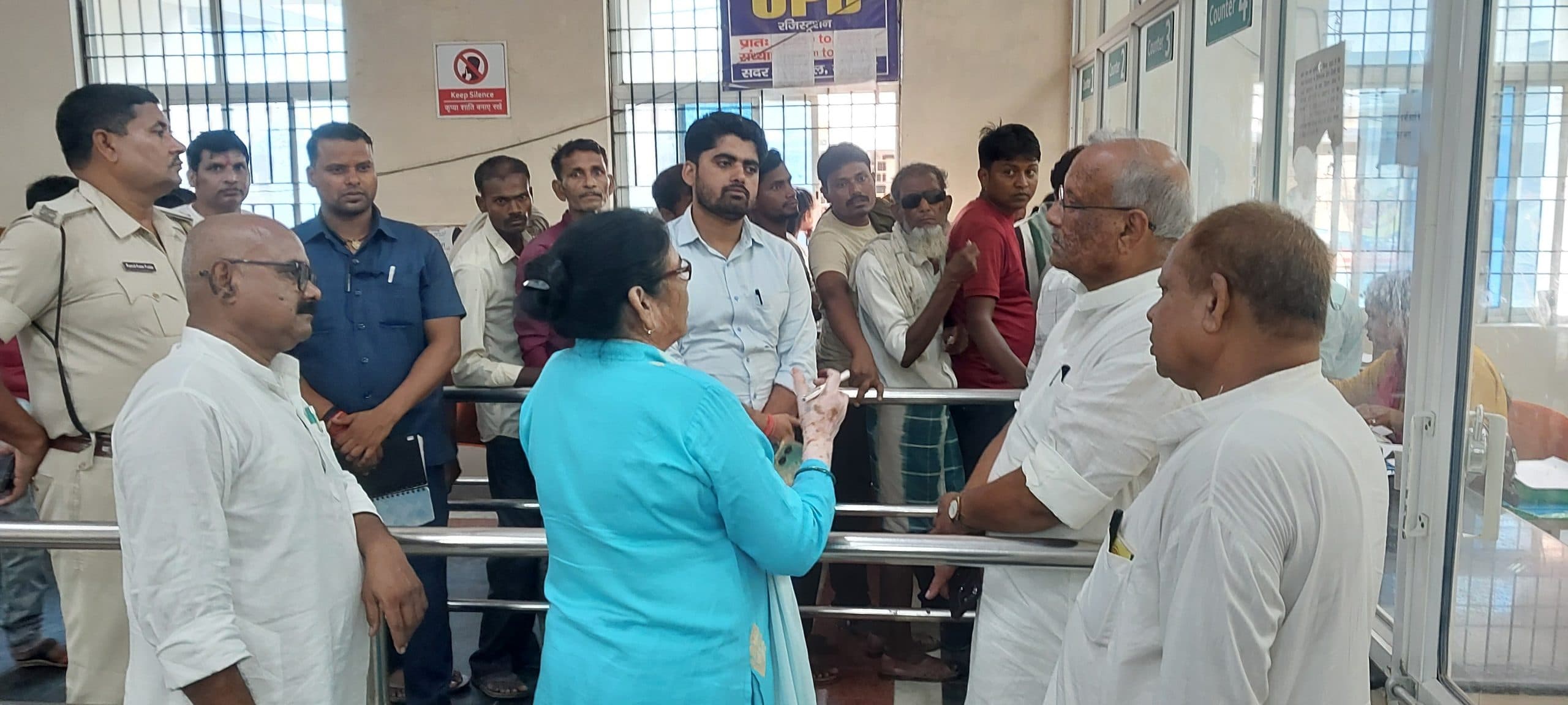 हाई टेंसन तार की चपेट में आकर घायल युवक से मिले विधायक