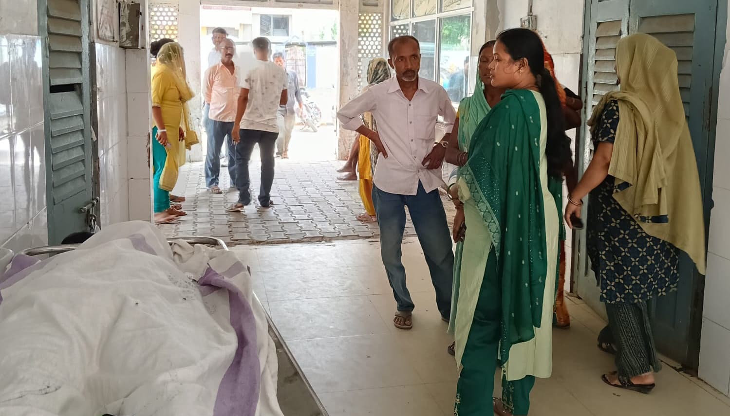 कटिहार के डंडखोरा में दो बहनों को एक साथ सांप ने डंसा, एक की मौत, एक रेफर