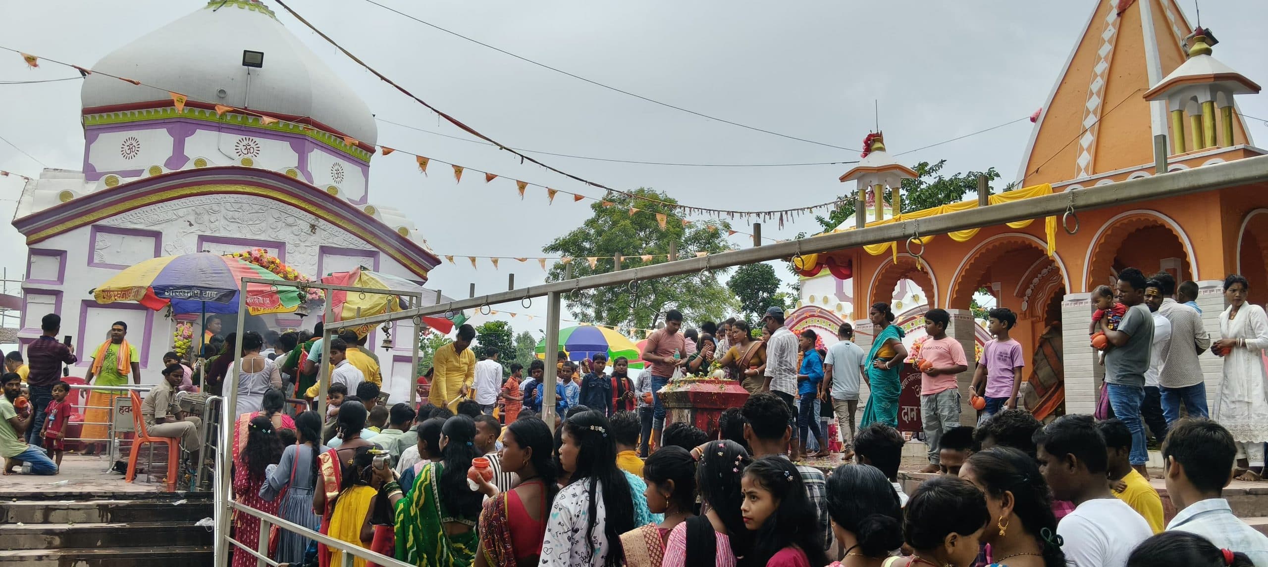 गोरखनाथ धाम मंदिर में पहली सोमवारी में जलाभिषेक को उमड़े श्रद्धालु
