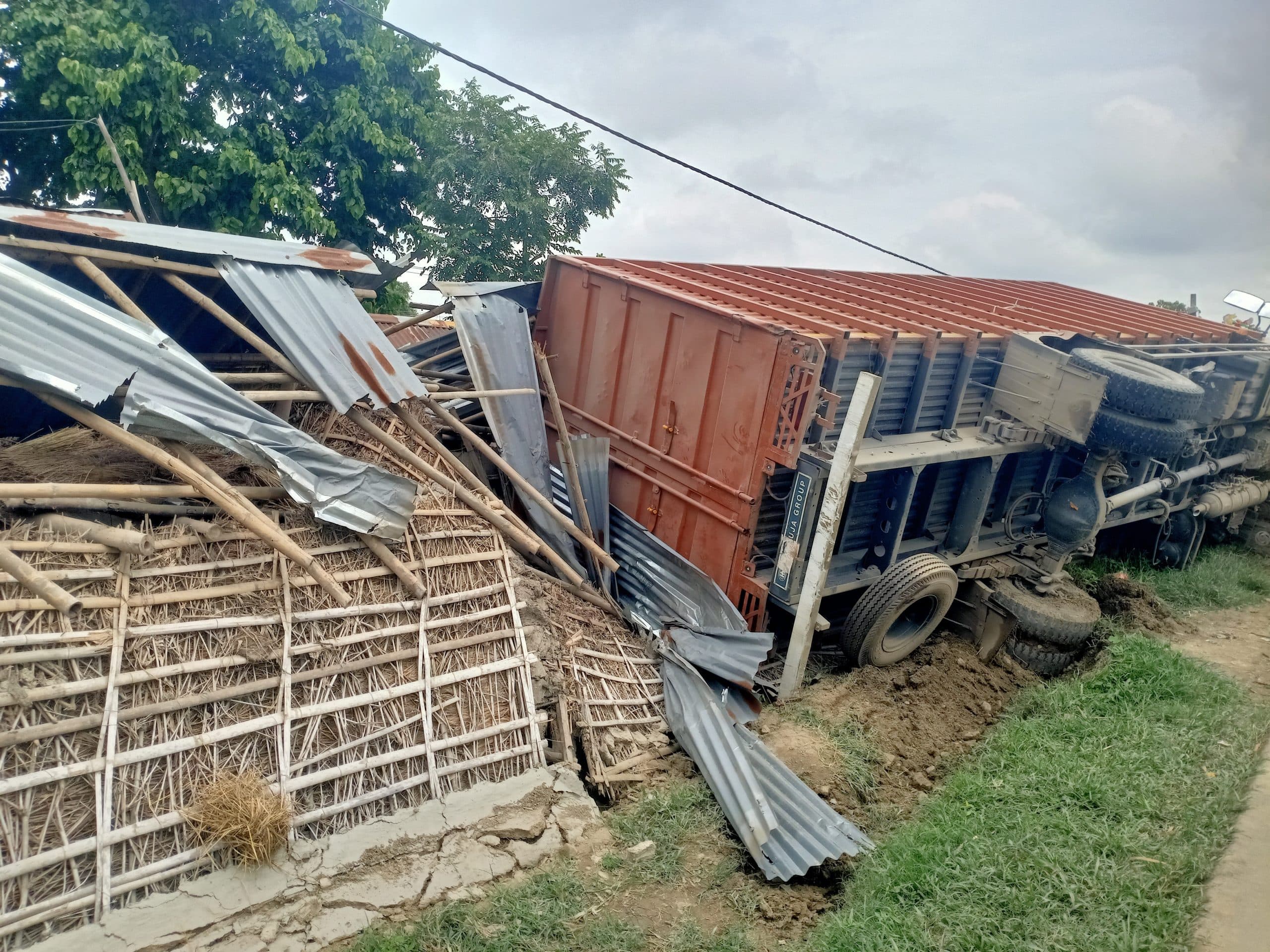 एनएच-81 जामुन टोला के पास पलटा कंटेनर, तीन घर क्षतिग्रस्त