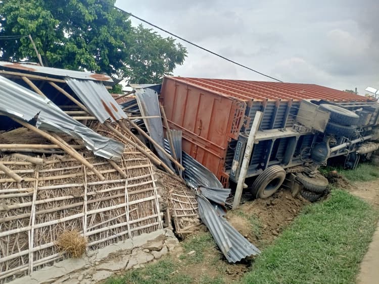 एनएच-81 जामुन टोला के पास पलटा कंटेनर, तीन घर क्षतिग्रस्त