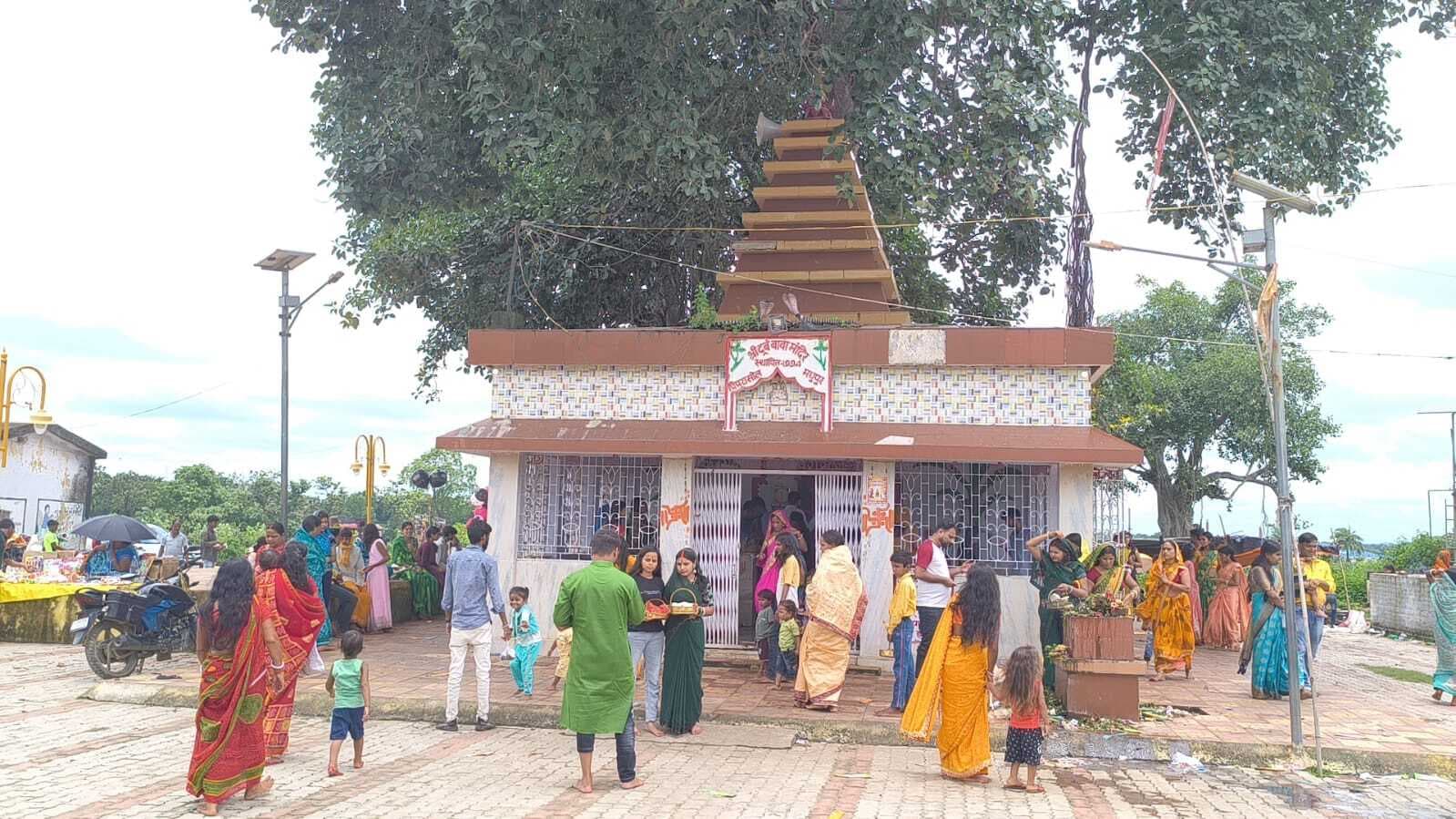 सावन की पहली सोमवारी पर शिवालयों में उमड़े शिवभक्त